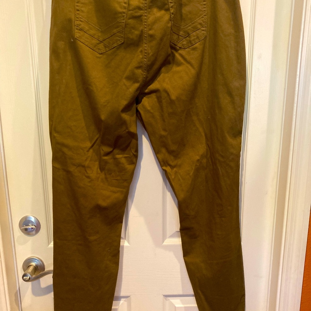 Never worn ripped skinny pants. 97% cotton and 3% spandex. Olive green.